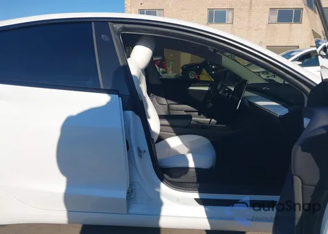 2022 Tesla Model 3 Long Range Dual Motor All-Wheel Drive z USA, uszkodzony, nr VIN 5YJ3E1EB4NF134243